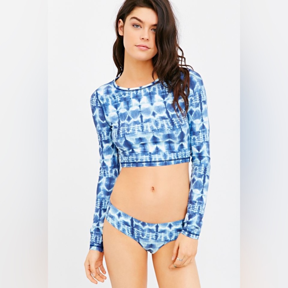 Billabong NWT Blue Tie Dye Shibori Cropped Long Sleeve Rashguard Size Small